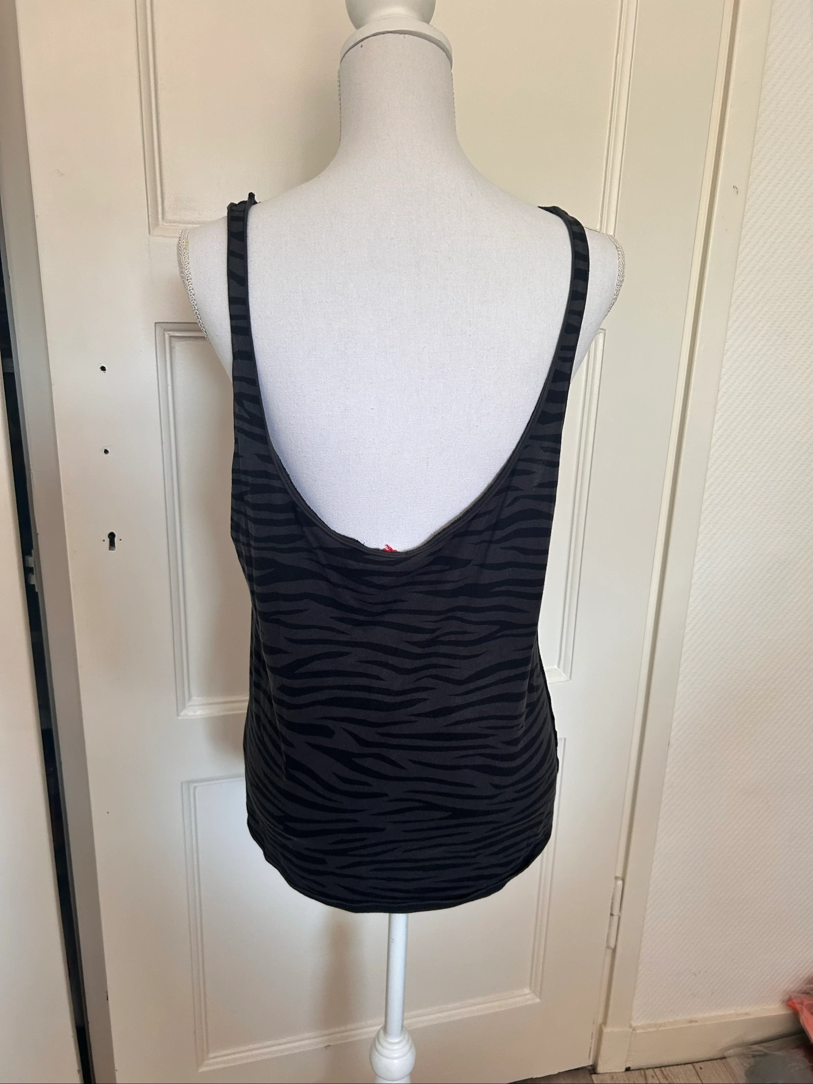 H&M Vintage Rock Singlet Top con Estampado de Tigre Rosado – Talla M – photo 3